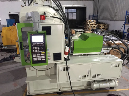 Machine de moulage par injection de plastique standard verticale pour prise électrique
