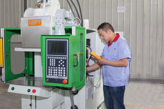 Machine de moulage par injection de plastique standard verticale pour prise électrique