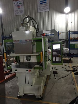 Machine de moulage par injection de plastique standard verticale pour prise électrique