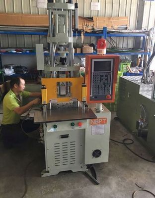 Vertical 15 tonnes machine de moulage par injection hydraulique verticale pour usb