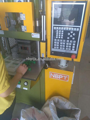 PT-450 VÉRTIQUE Machine de moulage par injection de plastique pour bébé 7.5 kW