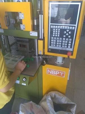 Verticale 85 tonnes machine de moulage par injection de plastique verticale PT-150