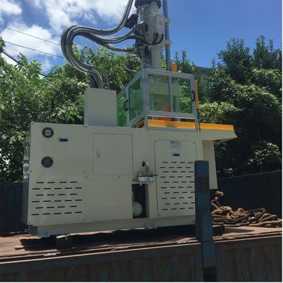 Machine de moulage par injection verticale pour la fabrication de balles de golf