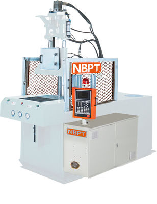 Machine de moulage par injection verticale pour les bords d'automobiles