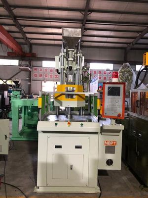 La machine de moulage par injection verticale de 35 tonnes, de petite taille et efficace
