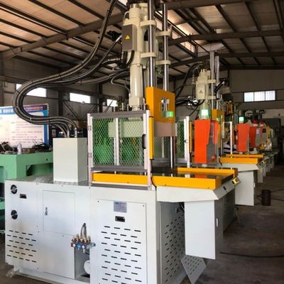 La machine de moulage par injection verticale de 35 tonnes, de petite taille et efficace