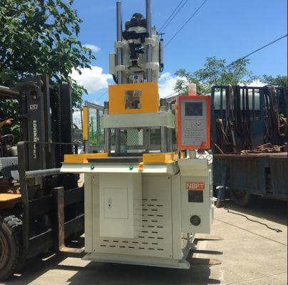 La machine de moulage par injection verticale de 35 tonnes, de petite taille et efficace