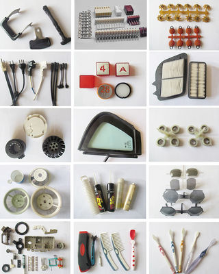 Machine de moulage par injection verticale pour les bords d'automobiles