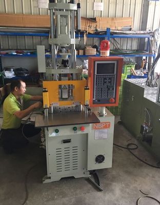 La machine de moulage par injection de bactéries plastiques verticales thermodurcissables (DAP/BMC)