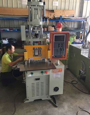 Machine de moulage par injection de plastique micro verticale de 15 t